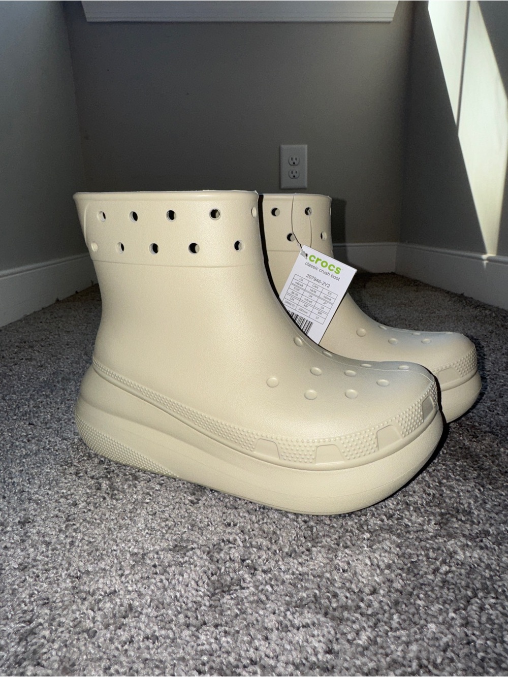 NEW Crocs Classic Crush Boots Bone NWT | Women’s 8 / Men’s 6 🤍